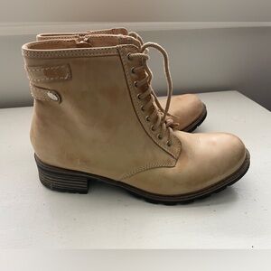Size 40 Tan lace up boots with side zipper